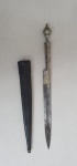 Antiga punhal nordestino com lâmina em aço carbono,  e cabo em metal banhado a prata ricamente cinzelado com trabalho geométrico, med. 25 centímetros.