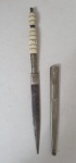 Antiga punhal nordestino com lâmina em aço carbono, cabo em metal com resquícios de banho prata e osso, bainha igualmente em metal prateado, med. 18 centímetros.