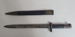Antiga e rara baioneta do francesa, apresenta sinais de uso, numerada 98, e com respectiva bainha original, med. 43 centímetros.