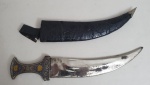 Adaga arabe com lâmina em aço carbono,  e cabo em metal banhado a prata ricamente cinzelado decorado com arabescos , med. 39 centímetros.