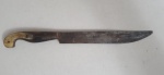 Antiga faca Amparo estilo Sorocaba, feita com lâmina em aço carbono e cabo chifre, med. 28 centímetros.