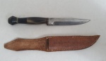 Antiga faca miniatura, lâmina em aço carbono, cabo em chifre,  med. 15 centímetros.