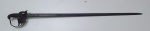 Antiga espada militar do exército, feita em aço carbono apresentando sinais de uso, med. 97 centímetros.