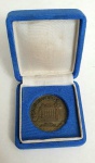 Medalha Tiradentes em seu estojo original, A Medalha Tiradentes é uma honraria concedida pelo Governo e destinada a premiar pessoas que prestaram relevantes serviços à causa pública do Estado do Rio de Janeiro. A medalha foi instituída pela Resolução Nº 359 de 1989, em 8 de agosto de 1989, e sua entrega é realizada apenas uma vez por ano, sempre no dia 21 de abril, dia de Tiradentes, sendo a mais alta condecoração concedida pela Assembleia Legislativa do Estado do Rio de Janeiro.As características da medalha são: no anverso é identificado com a efígie do Protomártir da Independência, Joaquim José da Silva Xavier e a legenda Assembleia Legislativa do Estado do Rio de Janeiro e, no reverso, a inscrição Libertas Quae Sera Tamen, circundada pelo contorno geográfico do Brasil, e ao receber a medalha, o honrado também recebe um diploma para a certificação do evento.