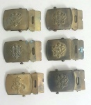 Seis fivelas militares em metal.