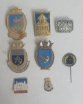 Nove antigos broches em metal.