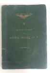 Raro manual da aeronave brasileira, muniz M 7 1938. O MUNIZ M-7 é um avião para dois tripulantes, destinado ao treinamento primário de pilotos. Projetado pelo Major do Exército Brasileiro Antônio Guedes Muniz, foi o primeiro modelo fabricado em série no Brasil. O protótipo foi construído no Parque Central de Aeronáutica (Campo dos Afonsos) e os aparelhos seguintes na Fábrica Brasileira de Aviões, na Ilha do Viana (Rio de Janeiro).A Escola de Aviação Militar, que funcionava aqui no Campo dos Afonsos, utilizou 11 aviões MUNIZ M-7, de um total de 28 produzidos de 1937 a 1941, ficando os outros 17 para aeroclubes. O exemplar em exposição, número de matrícula 13 (fabricado em 1938), voou em aeroclubes com o prefixo PP-TEN, de 1941 a 1967.