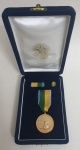 Medalha do Mérito Presidente Juscelino Kubitscheck, concedida pela Academia Brasileira de Medalhística Militar - ABRAMMIL. Fabricada em metal dourado. Acompanha estojo, barreta e roseta.