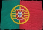 Antiga bandeira portuguesa confeccionada em tecido e bordado, med. 0,87 x 0,66