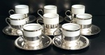 CRISTOFOLI- Oito xicaras em porcelana branca, com suporte e pires em prata 90 da marca CRISTOFOLI.