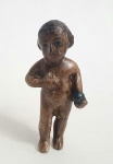 IMAGEM SACRA- Antigo imaginário representando MENINO JESUS, peça executada em madeira policromada, med. 6,5 centímetros.