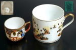 Duas xicaras, sendo uma japonesa dita casaca de ovo e outra nacional decorada com flores, maior med. 6 x 8 centímetros.