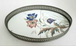 Bandeja em faiança, peça com galeria vazada em metal apresentando resquiresquícios de banho de prata, decorada com flores e ramalhete, med. 24 x 17 centímetros.  ( apresenta rachaduras).