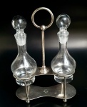 Galheteiro em prata 90 e recipiente em cristal,  med. 23 x 15 centímetros.