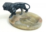ART DECO - Belo cinzeiro no estilo Art deco, peça com base em alabastro, e escultura representando leão executada em PELTRE, med. 10 x 19 x 16 centímetros.( uma das patas colada).