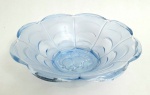 Centro de mesa em vidro translúcido em ton de azul, centro decorado com frutas em alto relevo, med. 25 centímetros.