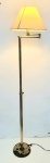Linda luminária articulada em bronze, peça com hastes lisas em formato cilíndrico, com regulagem de altura, med. 1,72. (apresenta pontos de oxidação conforme imagem).