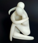 HENRIETTE GRANJA - Escultura em resina representando casal em abraço, assinada, med. 22 centímetros de altura.
