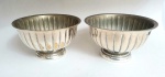 Par de bowls em metal prateado com resquícios de banho de prata, med. 8 x 13 cada.