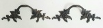 Belo par de puxadores de bronze,  decorados com flores e folhas,  med. 18 x 6 centímetros.