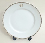 Prato do Copacabana Palace utilizado a partir da inauguração do hotel , produzido em porcelana portuguesa Vista Alegre na cor branca , apresentando na borda o emblema do hotel e frisos gravados em pó de ouro, med. 25 centímetros de diâmetro.