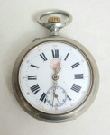RELÓGIO DE BOLSO POSTALA- relógio de bolso suíço, mostrador em porcelana esmaltada, números romanos negros e vermelho, NÃO apresenta funcionamento, med. 6 centímetros de diâmetro.