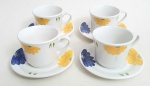Quatro xicaras em porcelana chinesa decorada com flores azuis e amarelas,  med. 6 x 7 centímetros.