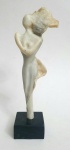 Escultura em pó de mármore representando corpo feminino, assinatura não identificada, med. 25 centímetros com a base.