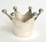 TÂNIA BULHÕES  - coroa decorativa em metal prateado,  med. 7 x 10 centímetros.