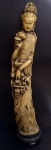 Antiga escultura chinesa representando gueixa, peça executada em tipo de resina, med. 65 centímetros.