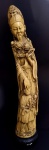 Antiga escultura chinesa representando sábio, peça executada em tipo de resina, med. 65 centímetros.