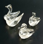 Família de cisnes em cristal, o maior med. 7 x 6 x 6 centímetros.