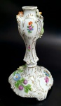 DRESDEN - Gracioso castiçal em porcelana,  peça decorada em alto relevo com flores, rosas e ramalhetes, med. 24 x 12 centímetros.