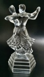 Escultura em fino cristal, peça provavelmente europeia, representando dançarinos,  med. 23 x 1ee x9 centímetros.
