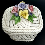 CAPO DI MONTE - Caixa de porcelana  em alto relevo decodara com flores policromadas , med. 11 x 11 x11 centímetros.