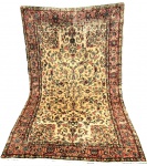 TAPETE PERSA - Tapete kirman, feito a mão em lã sobre algodão, original da cidade de Kirman no Irã trabalho floral predominantemente a cor marfim, med.  2,4 x 1,47 ( apresenta desgastes da lã)