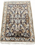TAPETE PERSA- tapete feito a mão em lã sobre algodão, original da cidade de Nain, med.90 x 57 (apresenta desgastes conforme imagens) 84 x 59