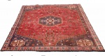 TAPETE PERSA  - Tapete feito a mão em lã sobre lã, original da cidade de shiras com cores quentes e desenho tribais, característicos destes tapetes, med. 190x190