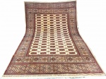TAPETE ORIENTAL BUKARA MURI - tapete feito a mão em lã sobre algodão, original da cidade do Murilo no Paquistão, com decoração dita pata de elefante, med. 2,8 x 2