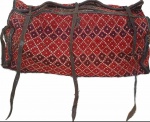 MALA PERSA - exclusiva e antiga mala persa, utilizada para o transporte de carga pelo deserto no lombo dos camelos,  feita de tapetes e couro, med. 40 x 95 x 45 centímetros.