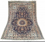 TAPETE PERSA - Belíssimo tapete persa NAIN,  feito a mão em lã sobre algodão,  tendo o marfim como cor predominante, med. 2 x 1,2
