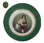 BAVÁRIA  - Belíssimo prato medalhão em em porcelana europeia, representando figurinhas femininas usando vestes gregas, borda verde musgo filetada a ouro com arabescos,  med. 33 centímetros.