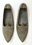 Cinzeiro em bronze representando par de sapatas indianas, med. 20 x 7 cada.