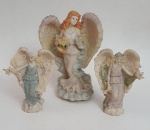 Três lindos anjos em biscuit, o maior med. 16 centímetros.