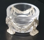 Belo saleiro em cristal, peça com delicada base decorada com guirlandas em prata de lei contrastada 925, med. 3 x 5 centímetros, pesando 24 gramas de prata.
