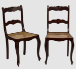 Belo par de cadeiras decorativas em madeira nobre, encosto vazado e acento em palhinha. Alt. 90 cm
