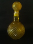 Graciosa licoreira dita BICO DE JACA, peça  em vidro na cor âmbar,  med. 26 x 12 centímetros.