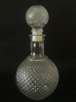 Graciosa licoreira dita BICO DE JACA, peça  em vidro translúcido,  med. 26 x 12 centímetros.
