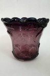 MURANO -  Lindo vaso em vidro murano, na cor vinho, com trabalho em alto relevo, med. 15 x 17 centímetros.