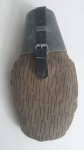 Cantil militar alemão da segunda guerra, revestido de tecido, com copo em alumínio e presilha em couro com fivela, med.25 x 12 x 5 centímetros.